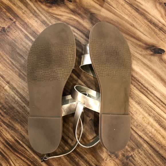 EUC Susina Faux Leather Womens Gold Sandals Size 8 - Picture 3 of 5